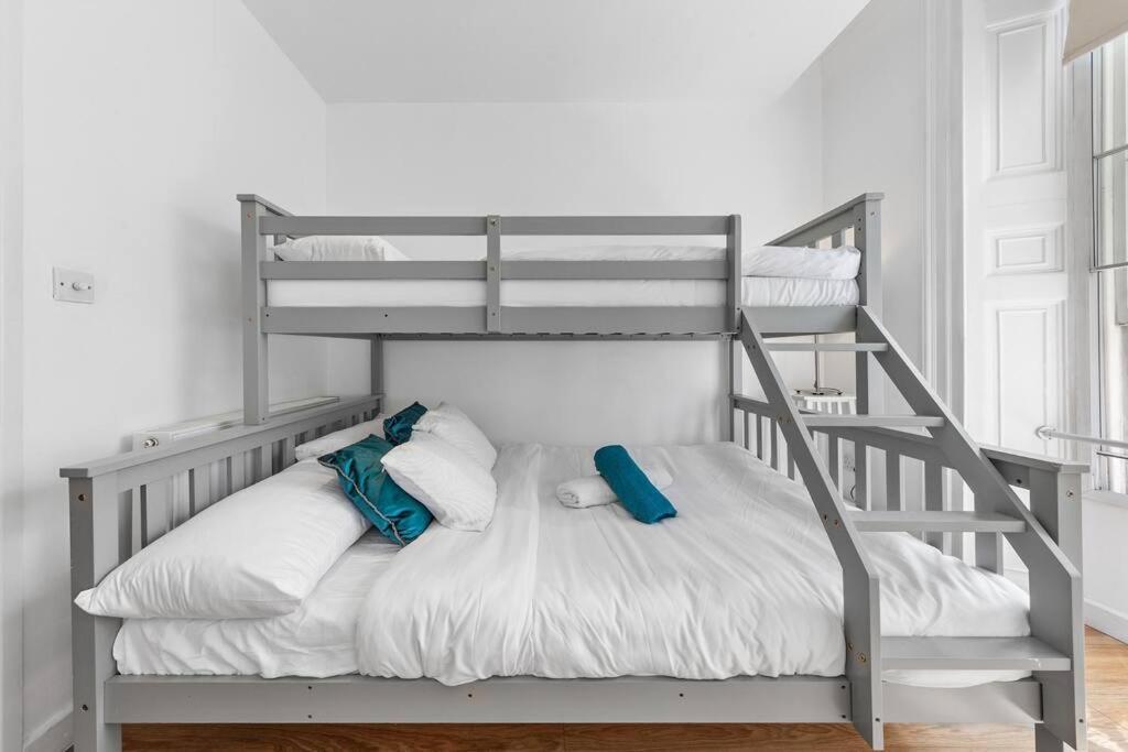 3 Bedroom Flat In Haymarket Sleeps 14 Hy1 * Londra