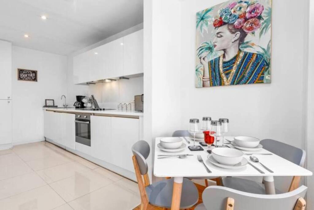 Apartament 3 Bedroom Flat In Haymarket Sleeps 14 Hy1