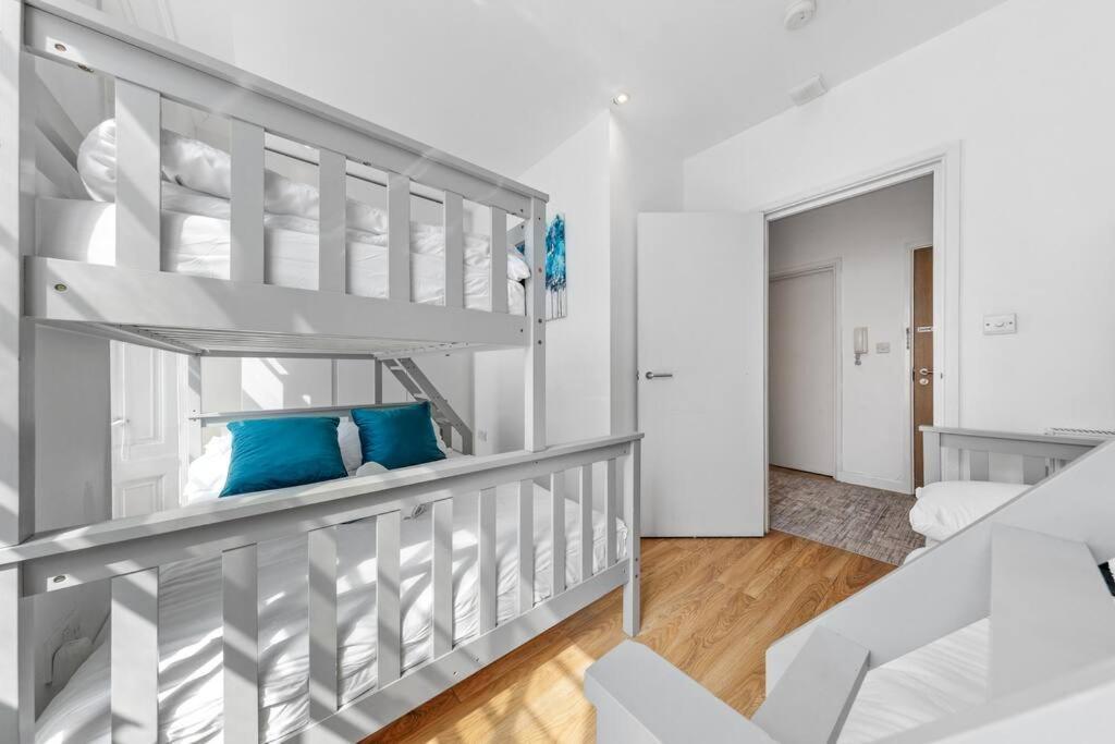 3 Bedroom Flat In Haymarket Sleeps 14 Hy1 Londra