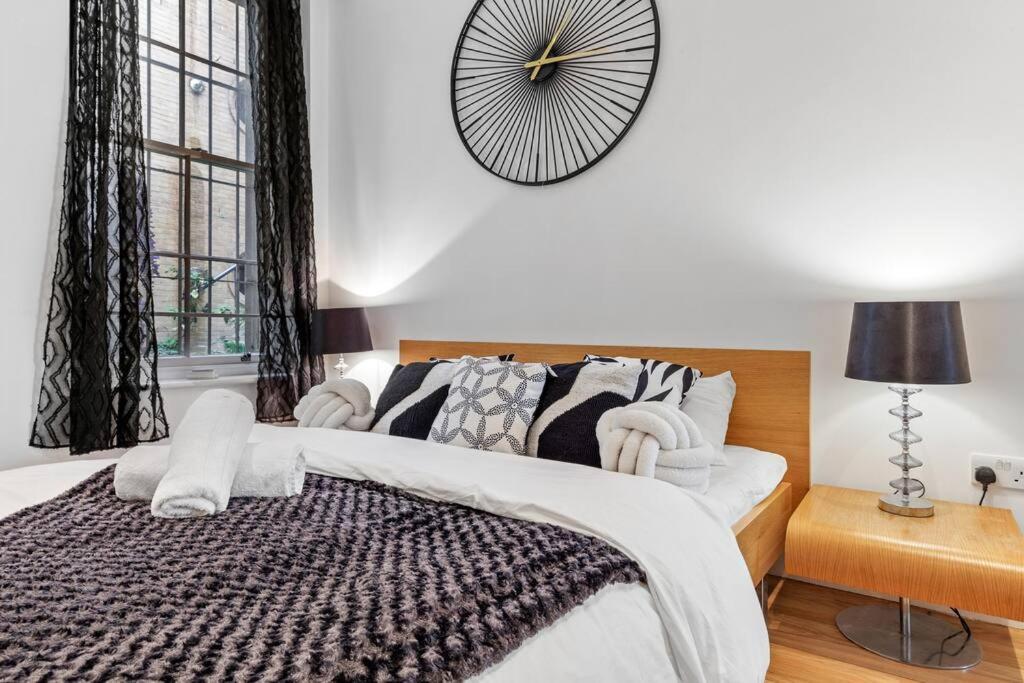 3 Bedroom Flat In Haymarket Sleeps 14 Hy1 Apartament Londra