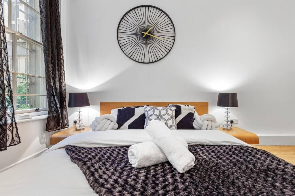3 Bedroom Flat In Haymarket Sleeps 14 Hy1 Londra