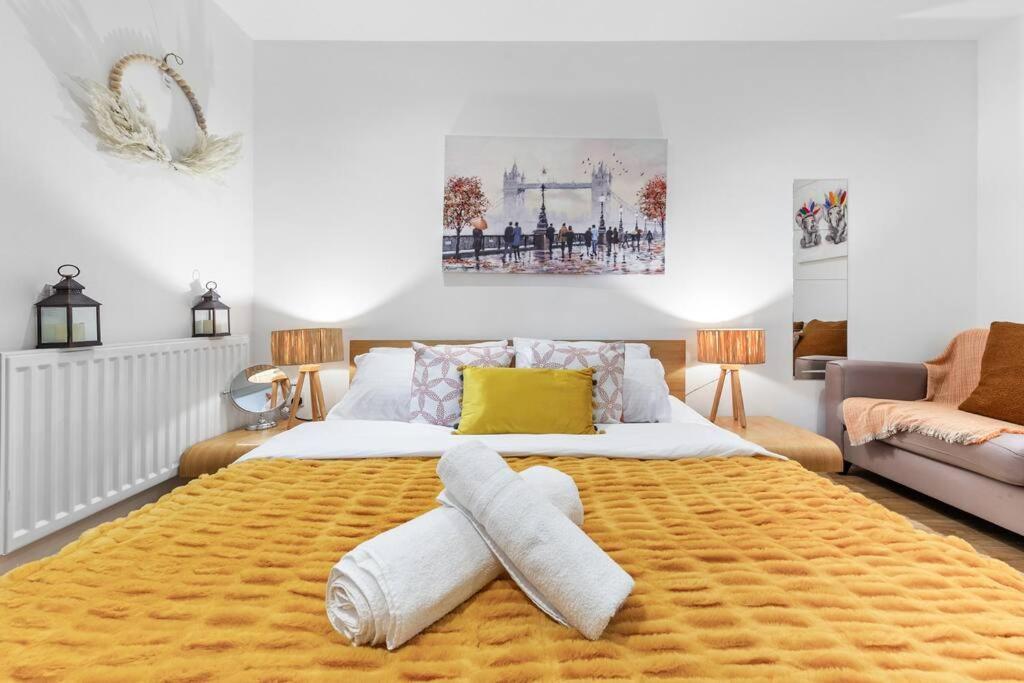 Apartament 3 Bedroom Flat In Haymarket Sleeps 14 Hy1 *